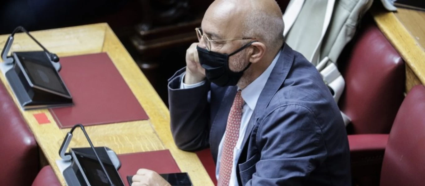 Μπάμπης Παπαδημητρίου: Έπιασε 30 φορές(!) τη μάσκα του κατά τη διάρκεια τηλεοπτικής εκπομπής (φώτο)